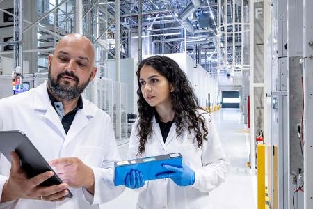 Mercedes eršffnet eCampus am Stammwerk Stuttgart UntertŸrkheim