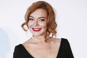 Lindsay Lohan feiert 38. Geburtstag mit Kuchen und Kerzen