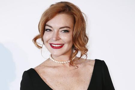 Lindsay Lohan feiert 38. Geburtstag mit Kuchen und Kerzen