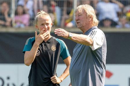 Applaus und Euphorie: DFB-Frauen von Fans gefeiert Applaus und Euphorie: DFB-Frauen von Fans gefeiert
