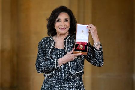 Shirley Bassey erhält besondere Auszeichnung von König Charles III. Shirley Bassey erhält besondere Auszeichnung von König Charles III.