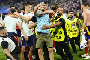 "Das Knie": Ordner grätscht Morata bei Flitzer-Jagd um