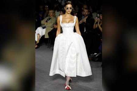 Milkmaid-Sundress: So stylt man den TikTok-Trend Milkmaid-Sundress: So stylt man den TikTok-Trend