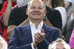 Bundeskanzler Scholz besucht EM-Finale