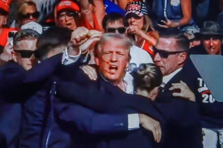 Schüsse bei Wahlkampf-Event: Donald Trump verletzt, ein Besucher tot Schüsse bei Wahlkampf-Event: Donald Trump verletzt, ein Besucher tot