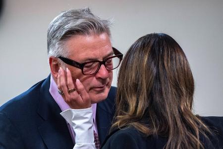 Alec Baldwin: So feierte er das überraschende Ende seines Prozesses Alec Baldwin: So feierte er das überraschende Ende seines Prozesses