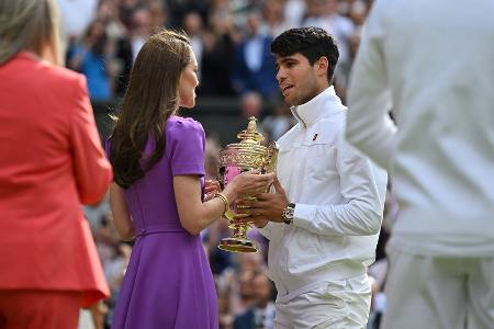 Prinzessin Kate überreicht Wimbledon-Pokal an Carlos Alcaraz Prinzessin Kate überreicht Wimbledon-Pokal an Carlos Alcaraz