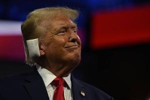 Mit Pflaster am Ohr: Donald Trumps erster Auftritt nach Attentat