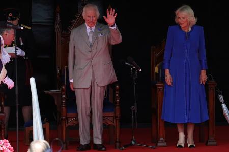 Mit Fußverband: Charles und Camilla setzen Inselbesuch fort Mit Fußverband: Charles und Camilla setzen Inselbesuch fort