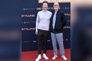 Louis Klamroth mit Papa Peter Lohmeyer auf dem roten Teppich