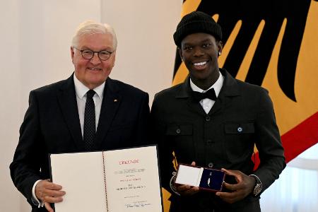 Steinmeier zeichnet Basketball-Weltmeister aus Steinmeier zeichnet Basketball-Weltmeister aus