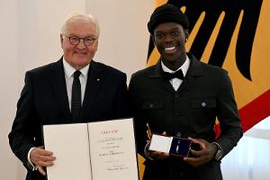 Fahnenträger bei Olympia: Basketballer werben für Schröder