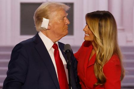 Melania Trump: Seltener Auftritt neben Ehemann Donald Trump Melania Trump: Seltener Auftritt neben Ehemann Donald Trump