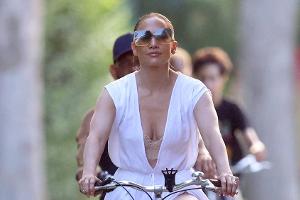 Alleine mit dem Fahrrad: Jennifer Lopez radelt durch die Hamptons