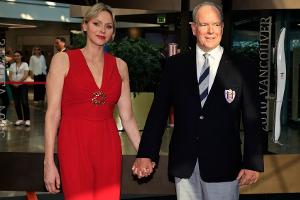 Fürstin Charlène überrascht mit knalligem Look in Monaco