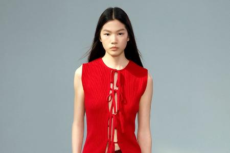 Tie-Front-Blusen: Styling-Tipps zum romantischen Mode-Trend
