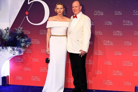 Schulterfreie Robe: Fürstin Charlène versprüht Hollywood-Glamour Schulterfreie Robe: Fürstin Charlène versprüht Hollywood-Glamour