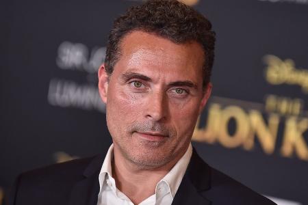 Rufus Sewell heiratet seine fast 30 Jahre jüngere Partnerin Rufus Sewell heiratet seine fast 30 Jahre jüngere Partnerin