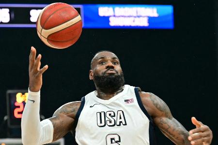 Olympia: Basketball-Superstar James trägt die Fahne der USA Olympia: Basketball-Superstar James trägt die Fahne der USA