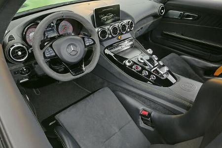 Mercedes-AMG GT R, Cockpit