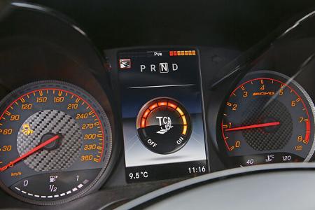Mercedes-AMG GT R, Anzeigeinstrumente