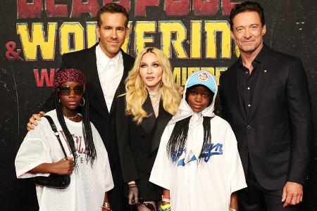 Madonna mit Töchtern bei Premiere von Madonna mit Töchtern bei Premiere von