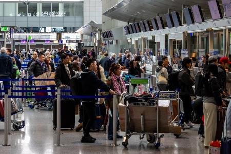 Check-in, Kontrolle, Gepäck: So verhält man sich am Flughafen richtig Check-in, Kontrolle, Gepäck: So verhält man sich am Flughafen richtig