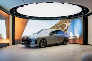 BMW-Neuwagen mit Champagner im Séparée abholen