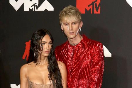 Neues Musikvideo von MGK: Megan Fox verwirrt mit Babybauch Neues Musikvideo von MGK: Megan Fox verwirrt mit Babybauch