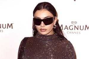 "Brat Girl Summer": Was hat es mit dem neuen Trend auf sich?