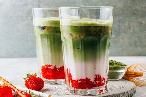 Kokos-Eiskaffee, Erdbeer-Matcha und Co.: Die Trendgetränke des Sommers
