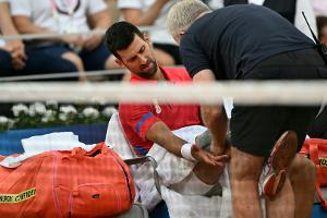Mit Knieproblemen und Mühe: Djokovic weiter auf Goldkurs