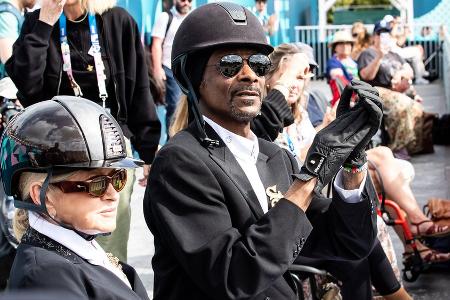 Olympia: Snoop Dogg überrascht zum Dressur-Finale in Reitmontur Olympia: Snoop Dogg überrascht zum Dressur-Finale in Reitmontur