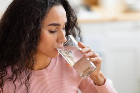 Zu wenig Wasser getrunken? Fünf Anzeichen für Dehydration Zu wenig Wasser getrunken? Fünf Anzeichen für Dehydration
