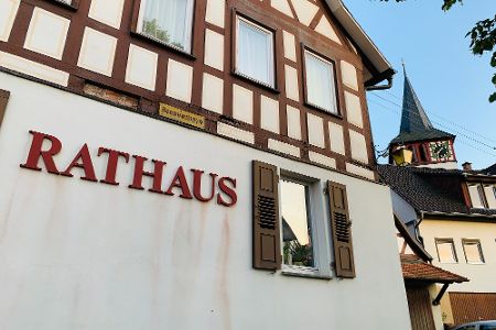 Rathaus von Gronau, im Hintergrund der alte Rathausturm
