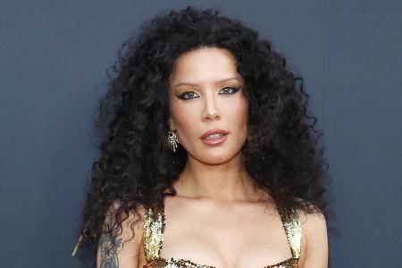 Sängerin Halsey hatte mit 20 Jahren eine Fehlgeburt auf der Bühne Sängerin Halsey hatte mit 20 Jahren eine Fehlgeburt auf der Bühne