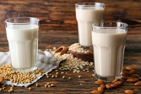 Hafer, Mandel und mehr: Pflanzenmilch selbst herstellen Hafer, Mandel und mehr: Pflanzenmilch selbst herstellen