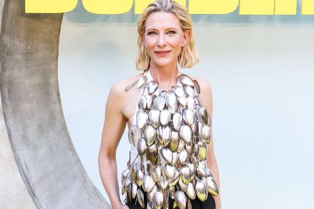 Glänzender Auftritt von Cate Blanchett in Löffel-Oberteil Glänzender Auftritt von Cate Blanchett in Löffel-Oberteil