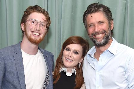 Halb Hollywood gratuliert: Julianne Moores Sohn hat sich verlobt Halb Hollywood gratuliert: Julianne Moores Sohn hat sich verlobt