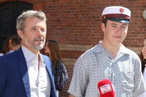 König Frederik und Sohn Christian bei olympischen Handball-Finale