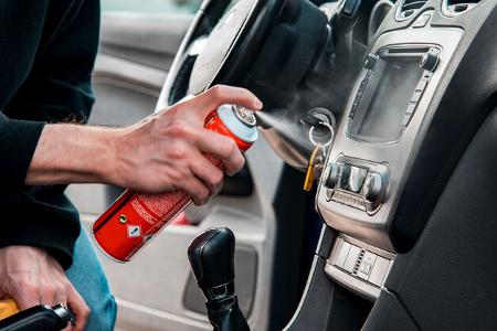 Aerosol Sprühdose im Auto