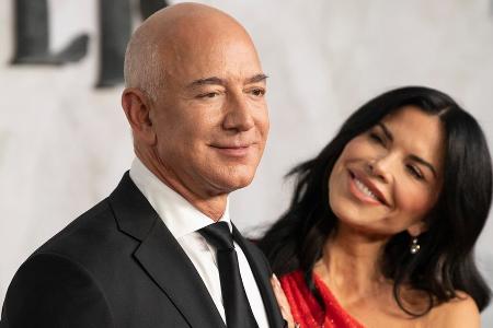 Jeff Bezos und Lauren Sanchez: Jacht-Urlaub mit berühmten Gästen Jeff Bezos und Lauren Sanchez: Jacht-Urlaub mit berühmten Gästen