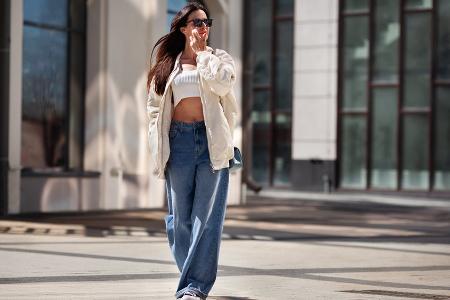 Baggy Jeans im heißen Sommer? So wird das It-Piece nicht zu warm Baggy Jeans im heißen Sommer? So wird das It-Piece nicht zu warm