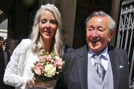 Seine Frau Simone trauert auf Instagram um Richard Lugner Seine Frau Simone trauert auf Instagram um Richard Lugner