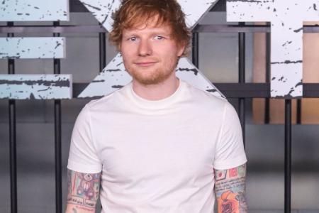 Ed Sheeran verteilt Pizza auf Supermarkt-Parkplatz Ed Sheeran verteilt Pizza auf Supermarkt-Parkplatz