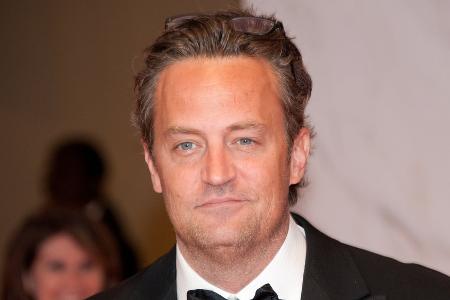Verhaftungen im Todesfall Matthew Perry: Sein Stiefvater regiert Verhaftungen im Todesfall Matthew Perry: Sein Stiefvater regiert