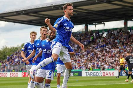Glücklich ohne VAR: Schalke gewinnt in Aalen Glücklich ohne VAR: Schalke gewinnt in Aalen