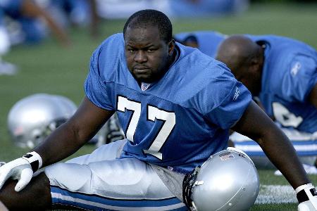 Ex-NFL-Profi Cherilus pinkelt Passagierin im Flugzeug an Ex-NFL-Profi Cherilus pinkelt Passagierin im Flugzeug an