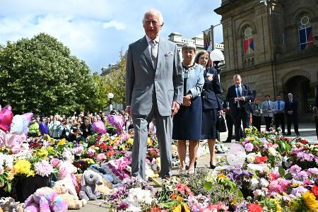 König Charles III. spricht mit Überlebenden nach Angriff in Southport