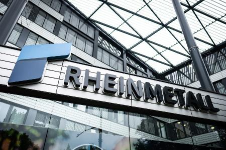 Mit Panzer: BVB-Fans mit Protest gegen Rheinmetall Mit Panzer: BVB-Fans mit Protest gegen Rheinmetall